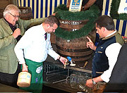 gelungener Anstich 2014 mit 2 Schlägen durch Wiesnstadtrat Schlagbauer (©Foto: Martin Schmitz)